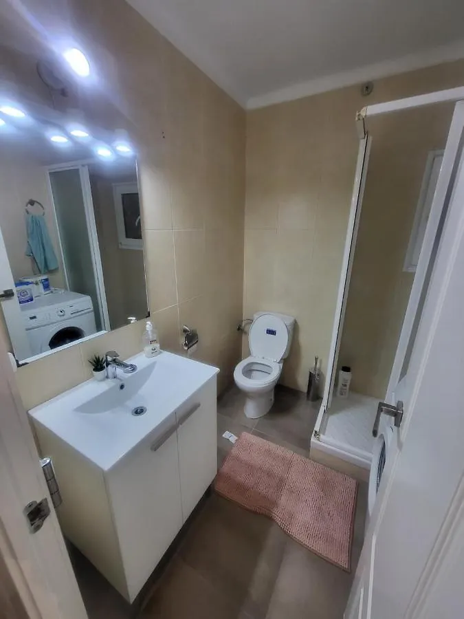 Habitaciones Con Bano Compartido En Bonito Apartamento En Badalona