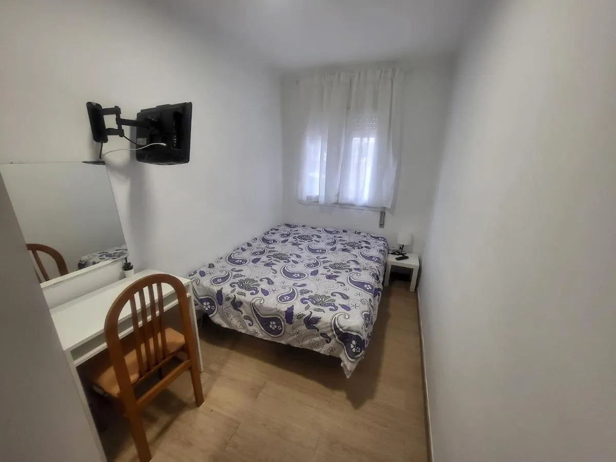 Habitaciones Con Bano Compartido En Bonito Apartamento En Badalona
