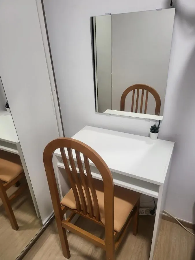 Homestay Habitaciones Con Bano Compartido En Bonito Apartamento En Badalona